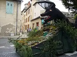 Le char de la Bête ouvre chaque année le corso fleuri des grandes fêtes de Mende (août).