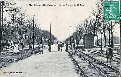 ..., ou, comme un chemin de fer secondaire, en site propre à l'extérieur de la chaussée. On voit ici l'évitement d'une station, avec son abri à voyageurs.