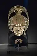 Figure d'ancêtre, gardien de reliquaire. Plaques et lamelles. Obamba du Nord. Gabon.