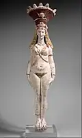 Isis-Aphrodite au calathos. Terre cuite peinte sur engobe blanche, H. 49,5 cm. IIe siècle EC. Met