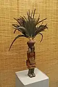 Figurine de culte hamba wa chisola. Bois, perles, métal, tissu. H. 29&nbsp;cm. Musée royal de l'Afrique centrale