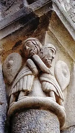 Sculpture de deux hommes s'étreignant, chapiteau de la façade occidentale.