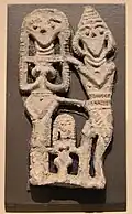 Figurine en plomb représentant une triade divine : couple avec un enfant au milieu. Kültepe, Musée du Louvre.