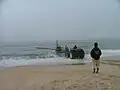 Fin de la mise à l'eau du bateau par le tracteur qui pousse.