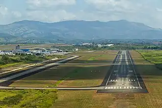 Description de l'image Final Approach Runway 03R (8417806125).jpg.