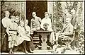 Portrait de la famille zu Dohna-Schlobitten vers 1914 devant le château.