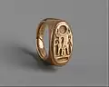 Bague. Akhenaton en dieu Shou, Néfertiti en déesse Tefnout. Or. Met