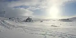 Photo de maisons sous la neige.