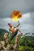 Un cracheur de feu en Indonésie, en mai 2019.