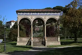 La pelouse avec la loggia de style Renaissance.