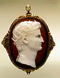 Auguste portant la couronne radiée, camée du Ier&nbsp;siècle, Musée romain-germanique de Cologne.