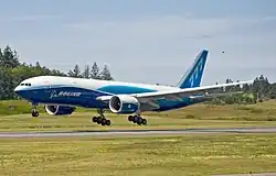 avion à l'atterrissage, sur le point toucher terre.