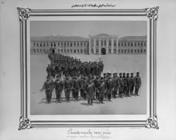 Sortie de la 1re brigade de garde du corps d'artillerie mobile de la caserne.