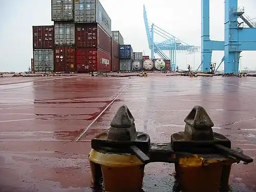 Les premiers verrous tournants sont disposés sur le pont.
