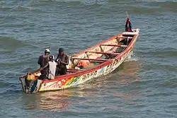 Pirogues de pêche aux couleurs vives, communes à Bakau.