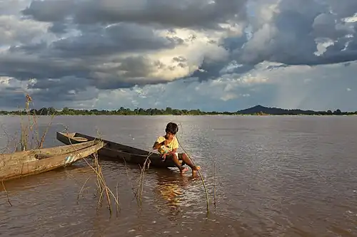 Jeune pêcheur dans le Si Phan Don.