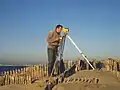 Forestier en tenue de travail (pantalon de travail vert jungle et pull over de montagne beige foncé) sur la Flèche de la Gracieuse en 1995.