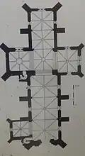 Plan en croix latine et contreforts.