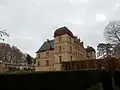 Le logis principal, angle sud-est.