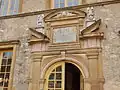 La porte baroque du logis central.