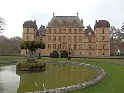 Le logis central, côté jardin.