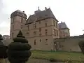 L'aile ouest, au-dessus du fossé.