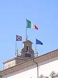 Drapeaux sur le sommet du palais.