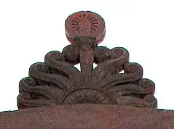 « Palmette à flammes » au sommet de la porte est de Bharhut.