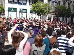 photo : un attroupement de gens autour d'une activité de danse.