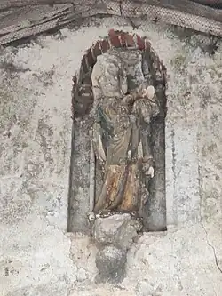 Vierge à l'Enfant, au-dessus du porche.