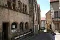 Flavigny-sur-Ozerain, XVe&nbsp;siècle, Fenêtres encadrées d'un tore à listel avec réglet et cavet, bandeau filant en dessous à tore et cavet.
