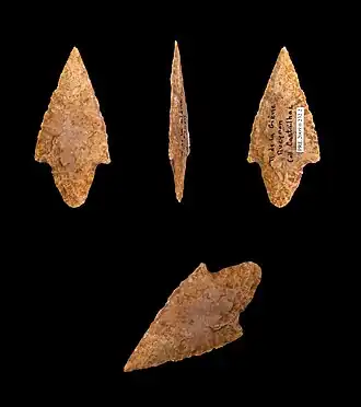 Pointe de flèche à pédoncule et épaulements en chaille. Néolithique final (Culture des Treilles, 3300 à 2400 av. J.-C.), dolmen de la Glène (Saint-Léons, Aveyron). Coll. Émile Cartailhac, Muséum de Toulouse
