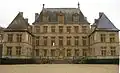 Le corps de logis central, côté cour.
