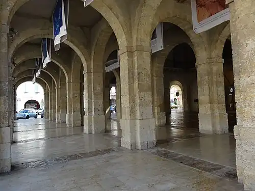 Les piliers et arcades du bâtiment.