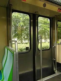Une porte de la rame 341