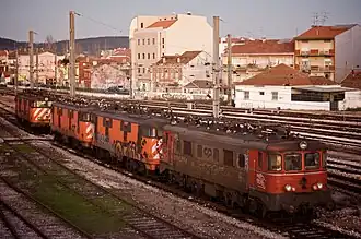 Une locomotive série 2550 et trois séries 2500.