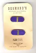 Insigne de flight officer pendant la 2e&nbsp;Guerre mondiale. Ce grade et son insigne ont été créés en novembre 1942 pour l'Army Air Force et est l'équivalent du warrant officer junior. Il a été supprimé dès 1945. Ceux présentés ici sont encore sur la carte d'origine du fabricant.