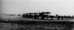 Photo noir et blanc d'avions alignés sur un vaste espace plat.
