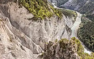 Flimser Bergsturz&nbsp;(de), en Suisse, le plus grand glissement de terrain connu au monde[réf.&nbsp;nécessaire] aux effets encore visibles, vu depuis une plateforme à touristes. Septembre 2022.