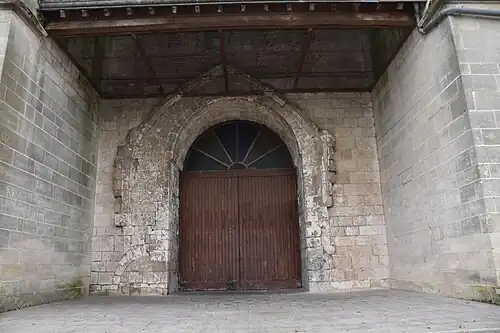 Le porche couvert.
