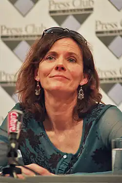 Florence Aubenas au Press Club de France le 14 juin 2005, deux jours après sa libération.