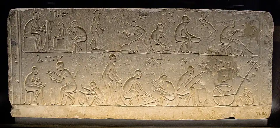 Bas-relief. Artisans au travail. Calcaire, L. 94 cm.Basse Époque, 26e&nbsp;dyn. 664-525 AEC. SaqqarahFlorence : Musée archéologique national