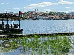 Bateau touristique sur le lac Petén Itzá au nom de « Tzimin Chac », la ville de Flores au fond.