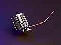 Un chevalet à couteaux classique et vibrato ; le « Floyd Rose ».