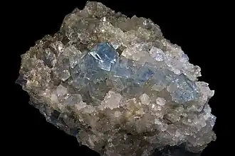 Fluorine sur quartz (Le Beix, France) (10&nbsp;×&nbsp;7&nbsp;cm).