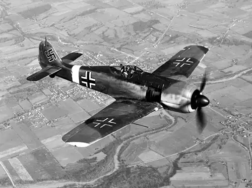 Un Focke-Wulf Fw 190A capturé avec des répliques de l’insigne de la Luftwaffe, vers 1942-1943.