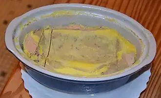 Foie gras entier mi-cuit en terrine.
