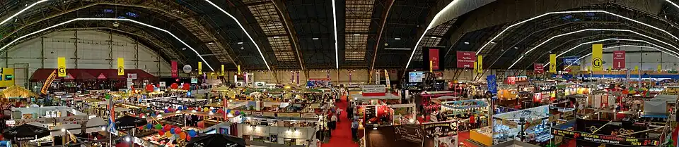Vue panoramique des stands du Hall 1 de la Foire internationale et gastronomique de Dijon.