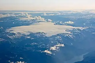 Vue aérienne du Søndre Folgefonna, du Midtre Folgefonna juste derrière et du Nordre Folgefonna en arrière-plan à gauche.