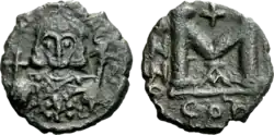 Photographie des deux faces d'une pièce de monnaie, l'une représentant un empereur.
